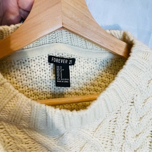 Forever 21 Sweater, Eggshell heavy cable knit. Sz Small Misses. Short sleeves. - Picture 4 of 7